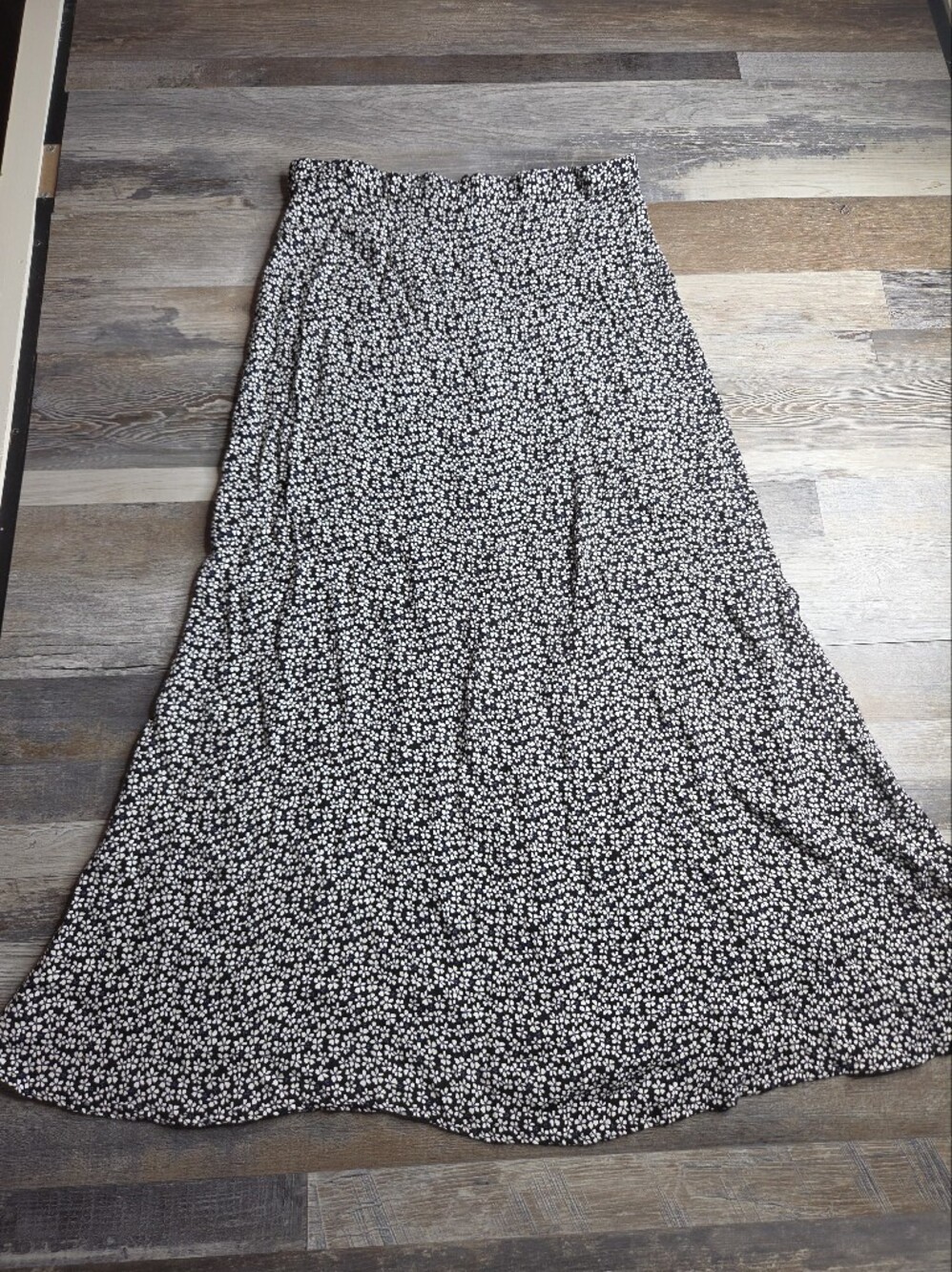 Reformation A-Line Long Bea Skirt Size 8 Black And White Daisy Flowers